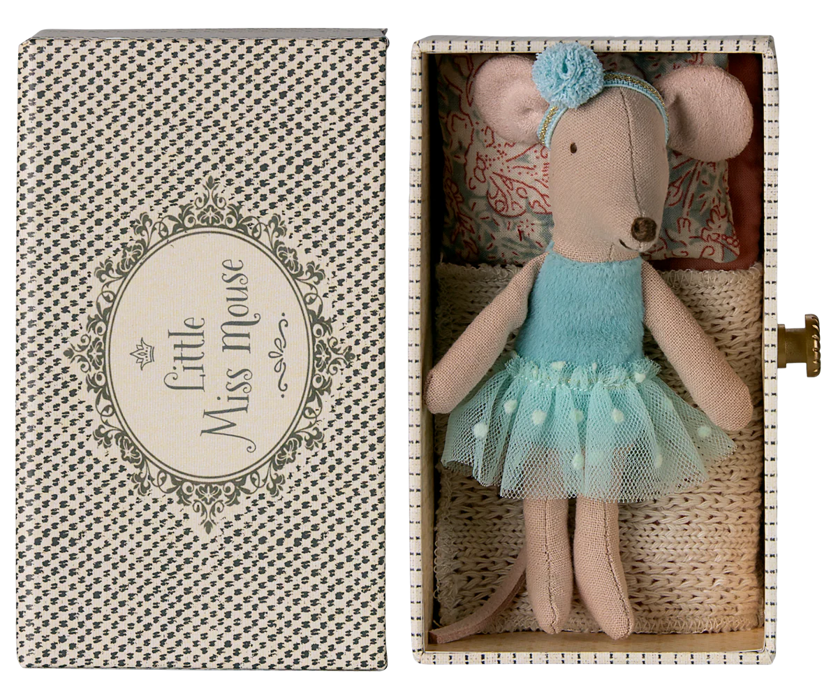 Dance mouse in daybed, Little sister